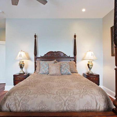 Newly Renovated 4 Bed 3 Bath And 2 Parking Spots Savannah Exterior foto