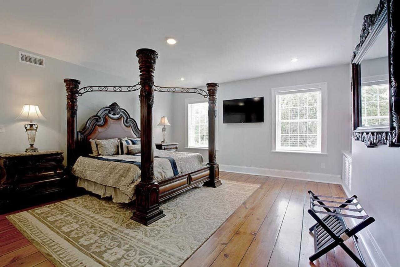 Newly Renovated 4 Bed 3 Bath And 2 Parking Spots Savannah Exterior foto