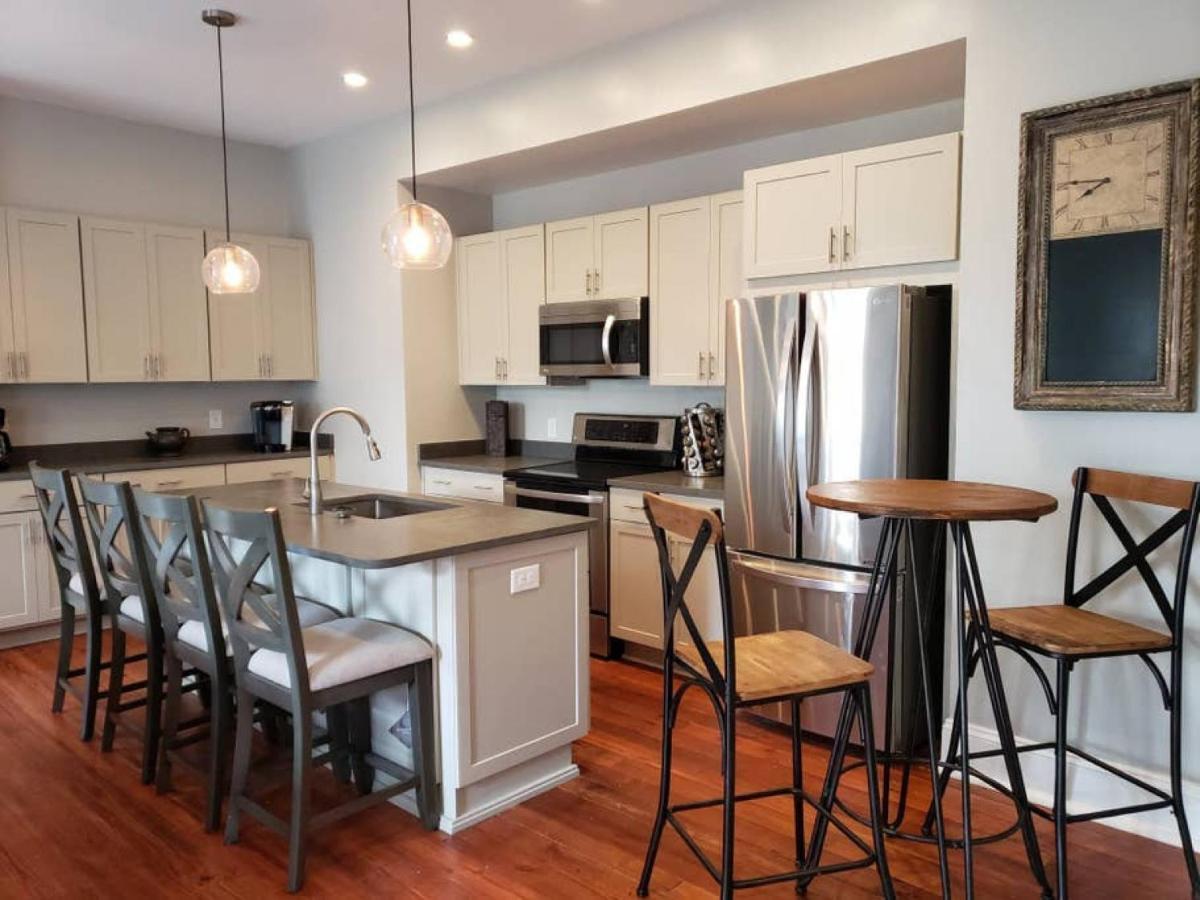 Newly Renovated 4 Bed 3 Bath And 2 Parking Spots Savannah Exterior foto