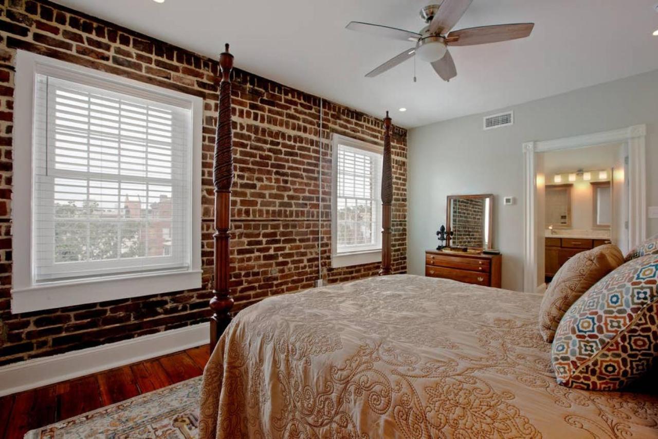 Newly Renovated 4 Bed 3 Bath And 2 Parking Spots Savannah Exterior foto