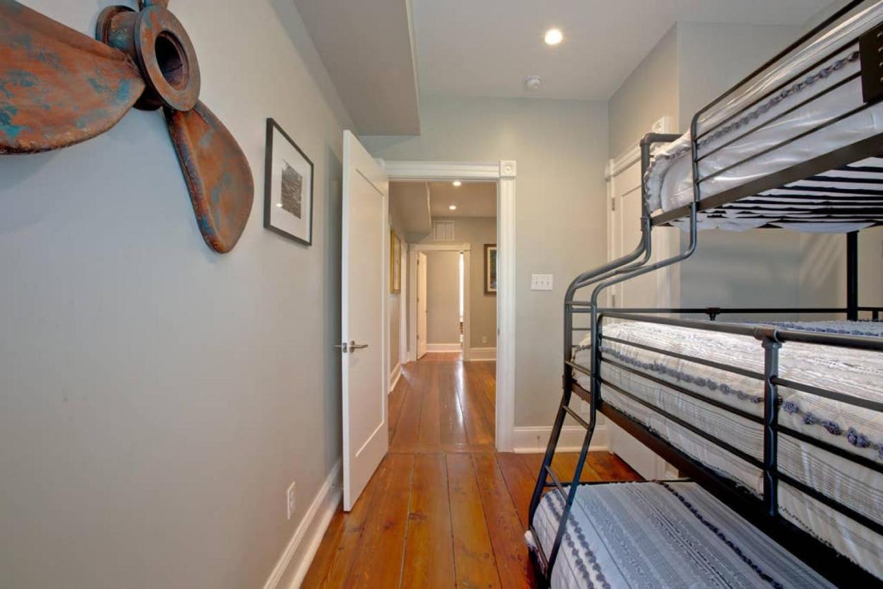 Newly Renovated 4 Bed 3 Bath And 2 Parking Spots Savannah Exterior foto